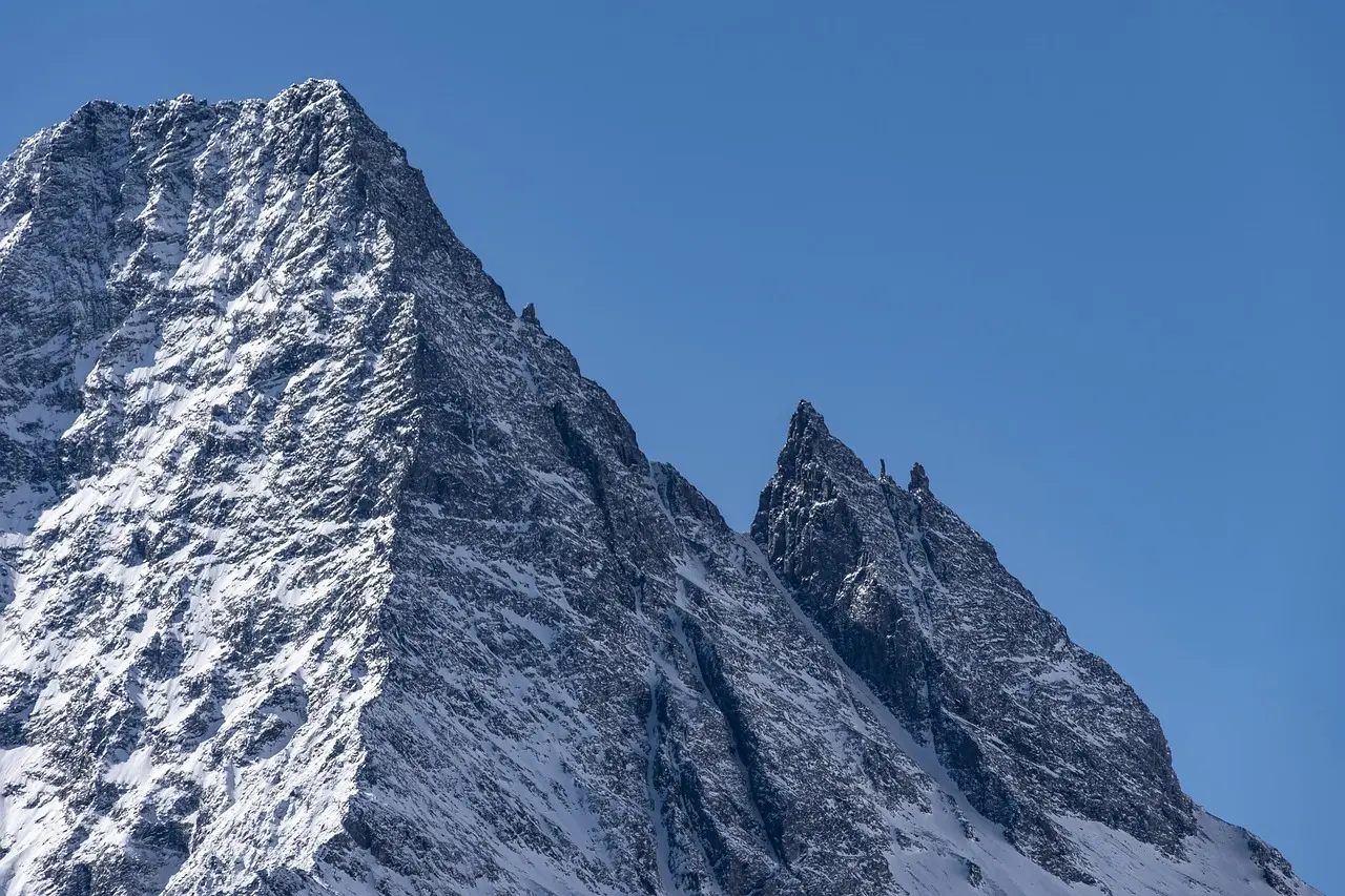 Snebjergtoppe under blå himmel