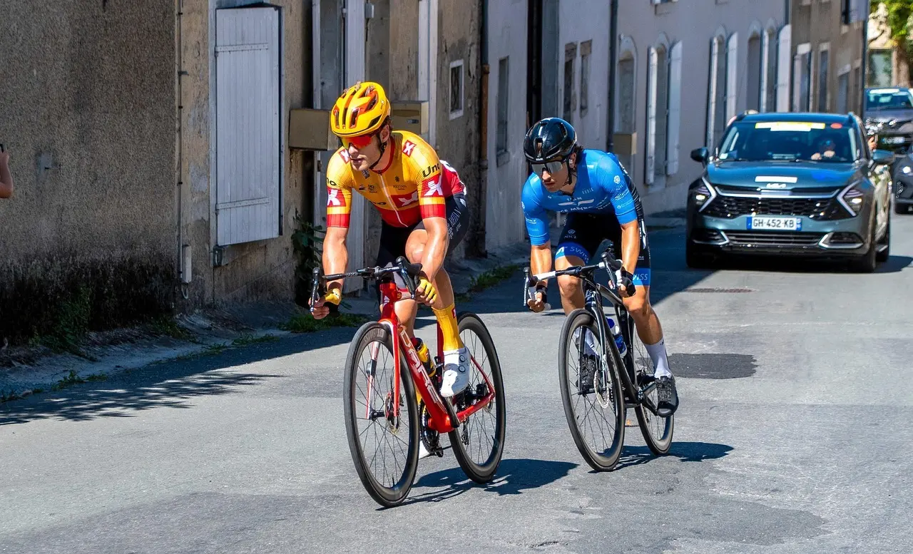 To cykelryttere i konkurrence på en vej